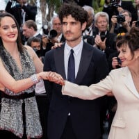 Louis Garrel sexy en costume au bras de Noémie Merlant, sa partenaire à Cannes