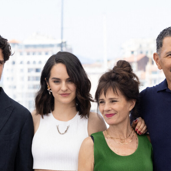 Louis Garrel, Noémie Merlant, Anouk Grinberg, Roschdy Zem - Photocall du film "L'innocent" lors du 75ème Festival International du Film de Cannes, le 24 mai 2022. © Cyril Moreau / Bestimage 