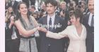 Louis Garrel sexy en costume au bras de Noémie Merlant, sa partenaire à Cannes