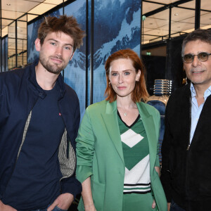 Exclusif - Victor Meutelet, Audrey Fleurot et Pascal Elbé - Lancement des nouveaux parfums Moncler sur l'avenue des Champs-Élysées à Paris, le 22 avril 2022. © Rachid Bellak/Bestimage