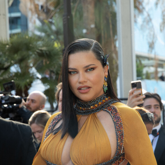 Exclusif - Adriana Lima (enceinte) à la montée des marches du film "Elvis" lors du 75ème Festival International du Film de Cannes, le 25 mai 2022.