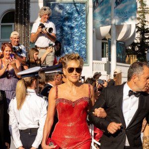 Exclusif - Sharon Stone à la montée des marches du film "Elvis" lors du 75ème Festival International du Film de Cannes, le 25 mai 2022. 