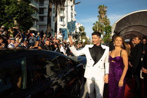 Exclusif - Robert Lewandowski et sa femme Anna Lewandowska à la montée des marches du film "Elvis" lors du 75ème Festival International du Film de Cannes, le 25 mai 2022. 