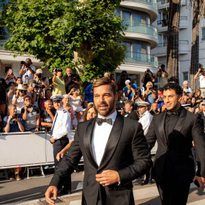 Exclusif - Ricky Martin et son mari Jwan Yosef à la montée des marches du film "Elvis" lors du 75ème Festival International du Film de Cannes, le 25 mai 2022.