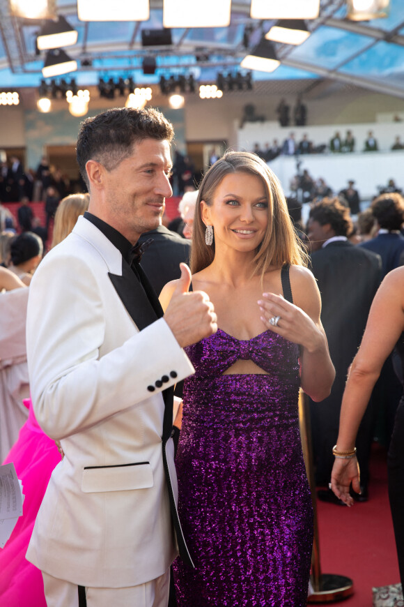Exclusif - Robert Lewandowski et sa femme Anna Lewandowska à la montée des marches du film "Elvis" lors du 75ème Festival International du Film de Cannes, le 25 mai 2022.