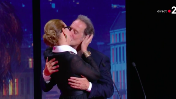 Festival de Cannes : Carole Bouquet embrasse passionnément Vincent Lindon en direct de la cérémonie !