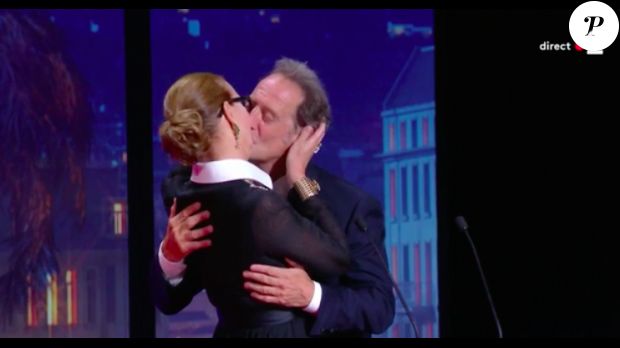 Extrait de la cérémonie de clôture du Festival de Cannes durant lequel Carole Bouquet donne un beau baiser de cinéma au président du jury Vincent Lindon