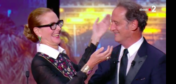 Image de la cérémonie de clôture du Festival de Cannes 2022 : Carole Bouquet demande à son ami Vincent Lindon de le rejoindre sur scène et lui donne un joli baiser