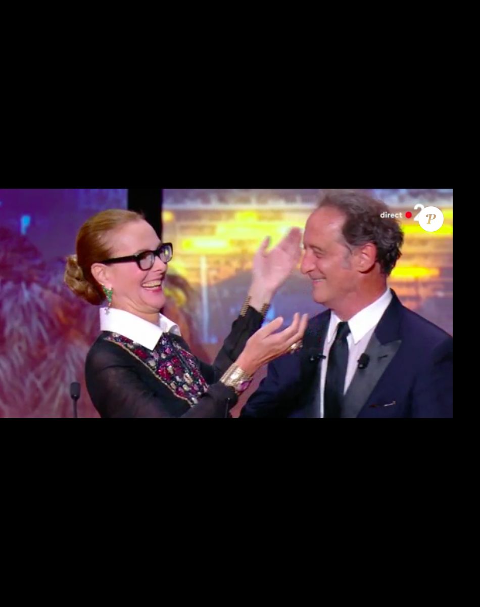 Image de la cérémonie de clôture du Festival de Cannes 2022 : Carole Bouquet demande à son ami Vincent Lindon de le rejoindre sur scène et lui donne un joli baiser