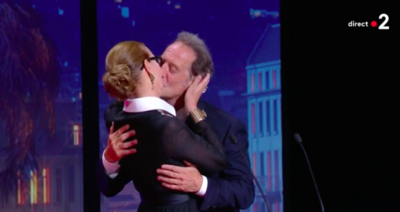 Image de la cérémonie de clôture du Festival de Cannes 2022 : tendre baiser de cinéma entre Vincent Lindon, président du jury, et Carole Bouquet