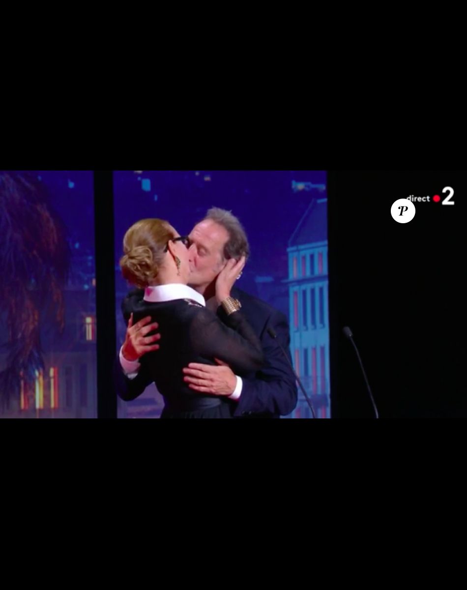 Image de la cérémonie de clôture du Festival de Cannes 2022 : tendre baiser de cinéma entre Vincent Lindon, président du jury, et Carole Bouquet