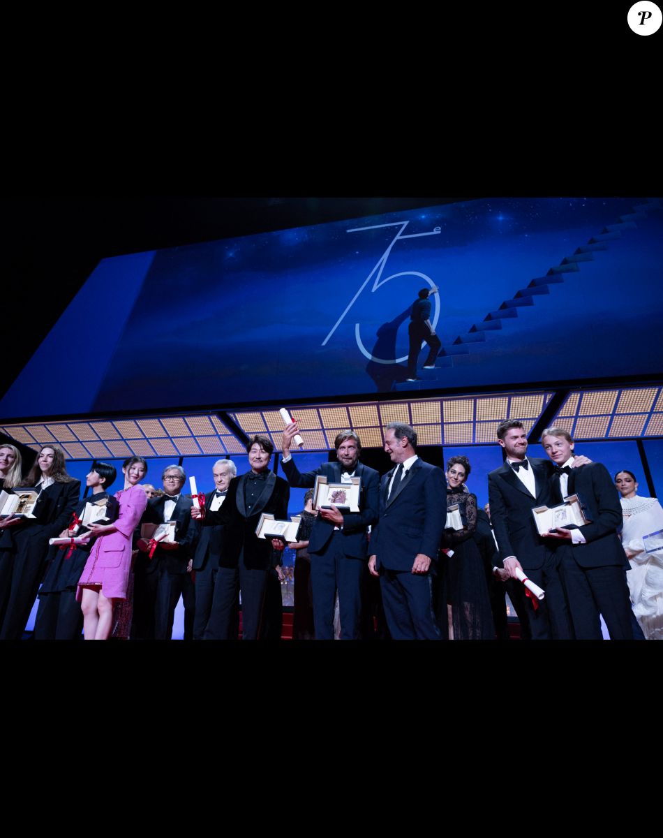 Charlotte Vandermeersch (Prix du jury pour " Les Huit Montagnes "), Gina Gammell (Caméra d'or pour " War Pony ", Chie Hayakawa (Mention spéciale Caméra d'or pour " Plan 75 "), Jianying Chen (Palme d'or du court métrage pour " The Water Murmurs "), Park Chan-wook (Prix de la mise en scène pour " Decision to Leave "), Jerzy Skolimowski (Prix du jury pour " Eo "), Song Kang-ho (Prix d'Interpretation Masculine pour " Broker "), Ruben Ostlund (Palme d'Or pour " Triangle of Sadness "), Vincent Lindon (Président du Jury), Zar Amir Ebrahimi (Prix d'interprétation féminine pour " Les Nuits de Mashhad "), Lukas Dhont et Eden Embrine (Grand Prix pour " Close ") - Cérémonie de clôture du 75ème Festival International du Film de Cannes. Le 28 mai 2022