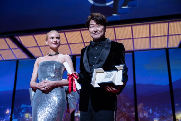 Diane Kruger, SONG Kang-ho, prix d'interprétation masculine pour Broker - Cérémonie de clôture du 75ème Festival International du Film de Cannes. Le 28 mai 2022