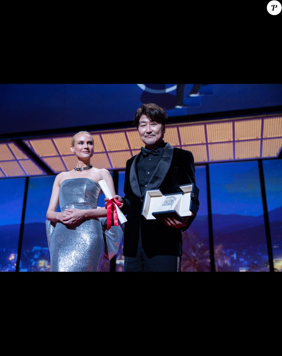 Diane Kruger, SONG Kang-ho, prix d'interprétation masculine pour Broker - Cérémonie de clôture du 75ème Festival International du Film de Cannes. Le 28 mai 2022