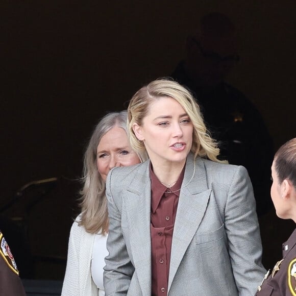 Amber Heard sort du tribunal lors de son procès intenté par son ex-mari Johnny Depp à Fairfax, Virginie, Etats-Unis, le 26 mai 2022.