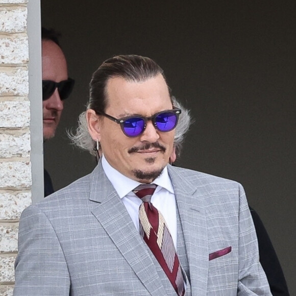 Johnny Depp retourne au tribunal après une pause cigarette lors du procès intenté contre son ex-femme, Amber Heard à Fairfax, Virginie, Etats-Unis, le 26 mai 2022.