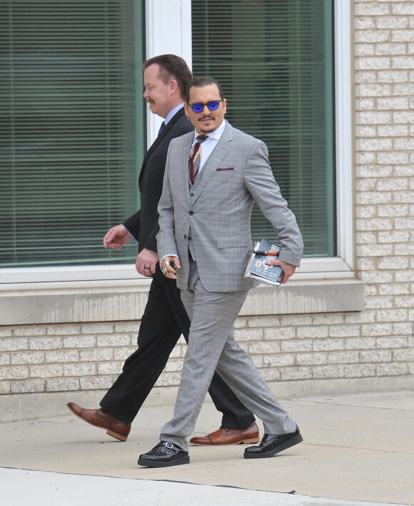 Johnny Depp retourne au tribunal après une pause cigarette lors du procès intenté contre son ex-femme, Amber Heard à Fairfax, Virginie, Etats-Unis, le 26 mai 2022.