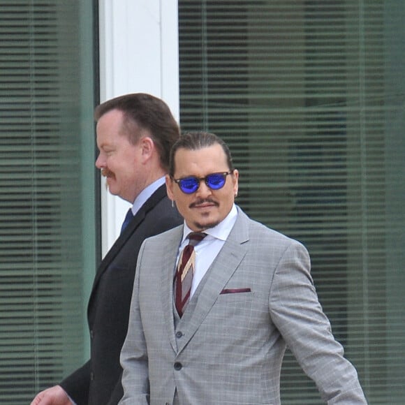 Johnny Depp retourne au tribunal après une pause cigarette lors du procès intenté contre son ex-femme, Amber Heard à Fairfax, Virginie, Etats-Unis, le 26 mai 2022.