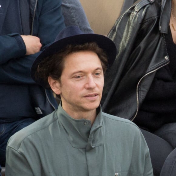 Mélanie Thierry et son compagnon le chanteur Raphael en tribunes lors des Internationaux de France de tennis de Roland Garros à Paris, France, le 26 mai 2022. 