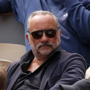 Antoine Duléry et son fils Raphaël Duléry en tribunes lors des Internationaux de France de tennis de Roland Garros à Paris, France, le 26 mai 2022. 