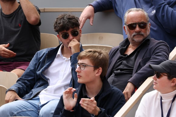 Antoine Duléry et son fils Raphaël Duléry en tribunes lors des Internationaux de France de tennis de Roland Garros à Paris, France, le 26 mai 2022. 