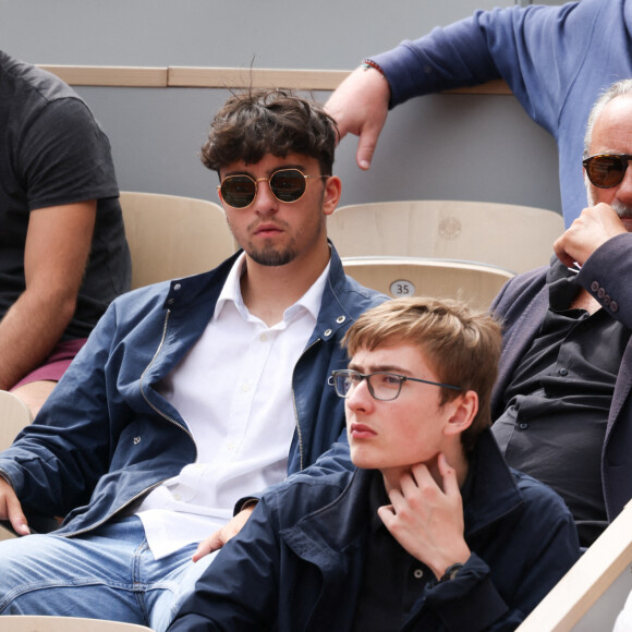 Antoine Duléry et son fils Raphaël Duléry en tribunes lors des Internationaux de France de tennis de Roland Garros à Paris, France, le 26 mai 2022. 