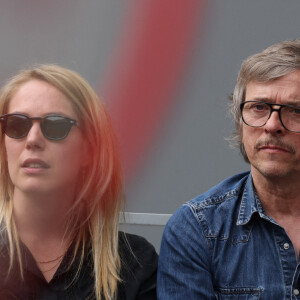 Mathilde Ripley, Pascal Demolon en tribunes lors des Internationaux de France de tennis de Roland Garros à Paris, France, le 26 mai 2022.  Roland-Garros 2022, French Open 2022, Grand Slam tennis tournament at the Roland-Garros stadium on May 26, 2022 in Paris, France. 