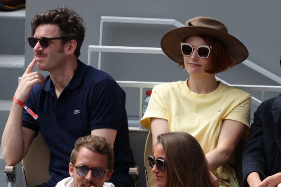 Grégory Nicolaidi, Elodie Frégé en tribunes lors des Internationaux de France de tennis de Roland Garros à Paris, France, le 26 mai 2022. 