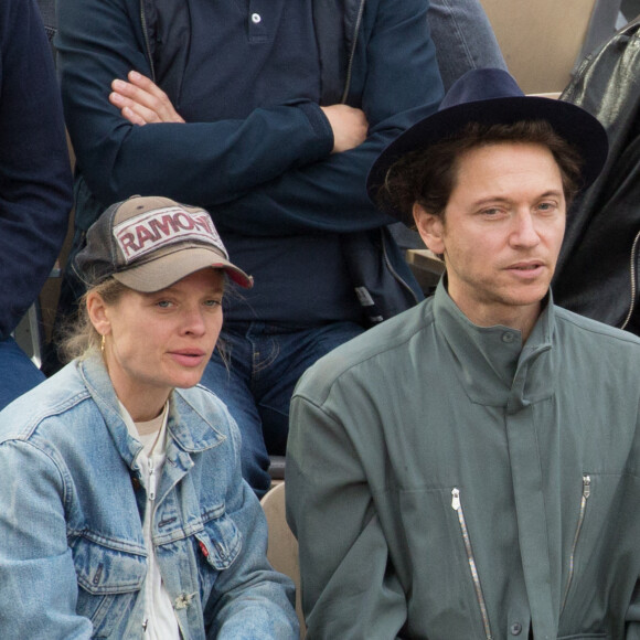 Mélanie Thierry et son compagnon le chanteur Raphael en tribunes lors des Internationaux de France de tennis de Roland Garros à Paris, France