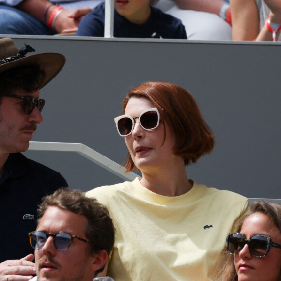 Grégory Nicolaidi, Elodie Frégé en tribunes lors des Internationaux de France de tennis de Roland Garros à Paris, France, le 26 mai 2022. 