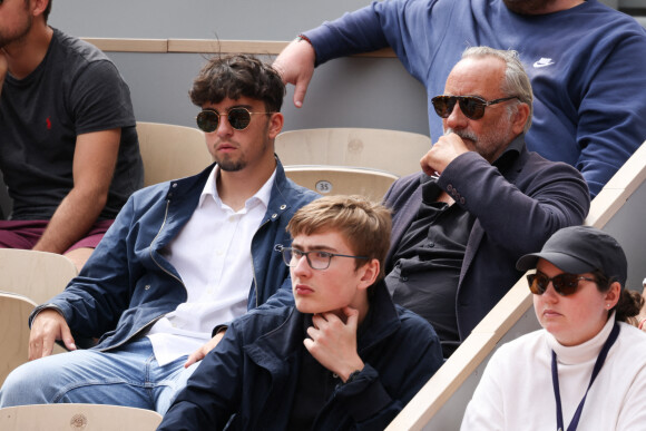 Antoine Duléry et son fils Raphaël Duléry en tribunes lors des Internationaux de France de tennis de Roland Garros à Paris, France, le 26 mai 2022. 
