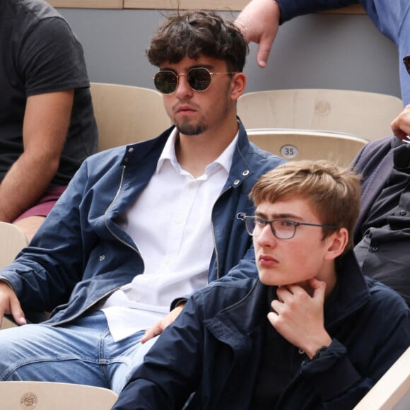 Antoine Duléry et son fils Raphaël Duléry en tribunes lors des Internationaux de France de tennis de Roland Garros à Paris, France, le 26 mai 2022. 