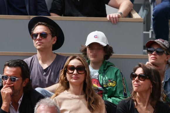 Mélanie Thierry et son compagnon le chanteur Raphael et leur fils Roman en tribunes lors des Internationaux de France de tennis de Roland Garros à Paris, France, le 26 mai 2022. 