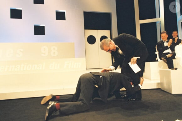 Roberto Benigni reçoit le grand prix du jury à Cannes des mains de Martin Scorcese