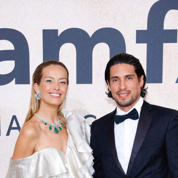 Petra Nemcova et son compagnon Benjamin Larretche - Photocall du gala de l'AmFar 2022 à l'Hôtel du Cap-Eden-Roc à Antibes le 26 mai 2022. © Cyril Moreau / Bestimage