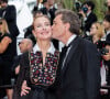 Carole Bouquet et son compagnon Philippe Sereys de Rothschild - Montée des marches pour la cérémonie de clôture du 75ème Festival International du Film de Cannes