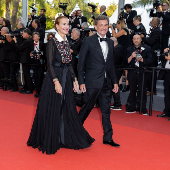 Carole Bouquet et son compagnon Philippe Sereys de Rothschild - Montée des marches pour la cérémonie de clôture du 75ème Festival International du Film de Cannes. Le 28 mai 2022 © Olivier Borde / Bestimage