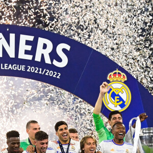 Joie des joueurs de l'équipe du Real Madrid après sa victoire - Le Real Madrid remporte la finale de la Ligue des Champions face à Liverpool (1-0) au stade de France, le 28 mai 2022. Merci de flouter le visage des enfants avant parution. © Federico Pestellini / Panoramic / Bestimage