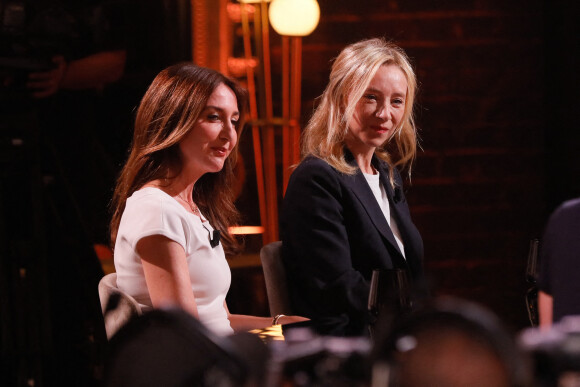 Exclusif - Elsa Zylberstein, Sylvie Testud sur le plateau de l'émission "On est en direct (OEED)" , présentée par L.Salamé et L.Ruquier, diffusée en direct sur France 2 aux studios Rive Gauche à Paris, France, le 28 mai 2022. © Christophe Clovis/Bestimage 