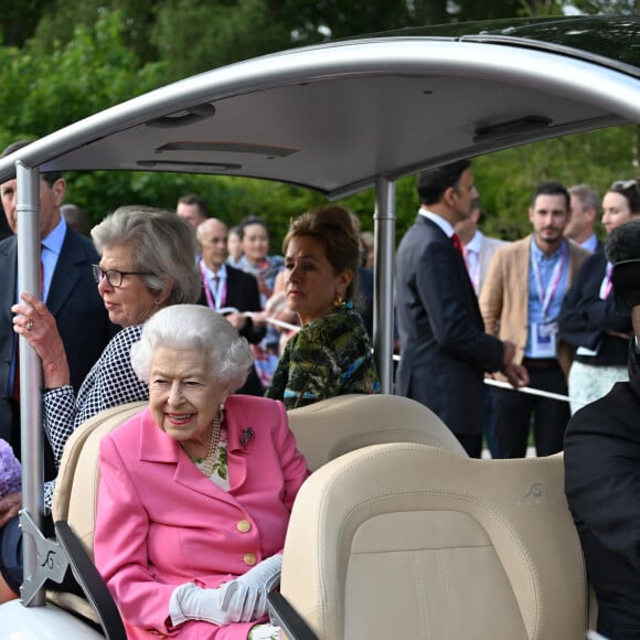 La reine Elisabeth II d'Angleterre assiste en voiturette de golf à l'exposition florale "RHS Chelsea Flower Show" au Royal Hospital à Londres, Royaume Uni, le 23 mai 2022.