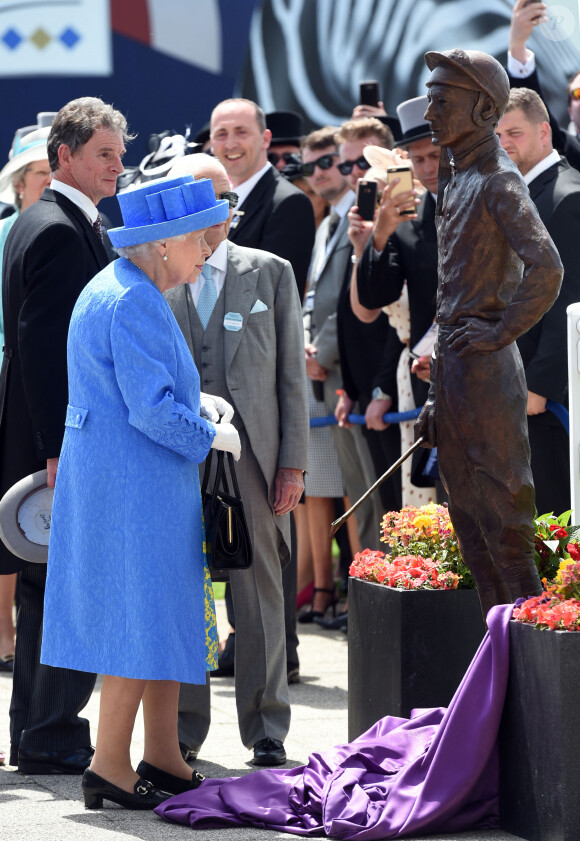La reine Elisabeth II d'Angleterre dévoile une statue de Lester Piggott, lors du "Investec Derby Festival" sur le champ de cours d'Epsom, Surrey, Royaume Uni, le 1er juin 2019.