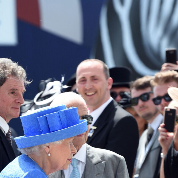 La reine Elisabeth II d'Angleterre dévoile une statue de Lester Piggott, lors du "Investec Derby Festival" sur le champ de cours d'Epsom, Surrey, Royaume Uni, le 1er juin 2019.