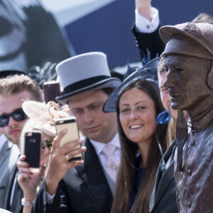 La reine Elisabeth II d'Angleterre dévoile une statue de Lester Piggott, lors du "Investec Derby Festival" sur le champ de cours d'Epsom, Surrey, Royaume Uni, le 1er juin 2019.