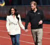 Le prince Harry et Meghan Markle assistent à la finale d'athlétisme, au deuxième jour des Invictus Games 2020 à La Haye, le 17 avril 2022. 