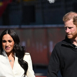 Le prince Harry et Meghan Markle assistent à la finale d'athlétisme, au deuxième jour des Invictus Games 2020 à La Haye, le 17 avril 2022. 