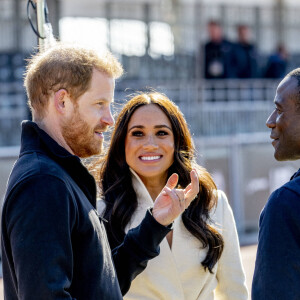 Le prince Harry et Meghan Markle assistent à la finale d'athlétisme, au deuxième jour des Invictus Games 2020 à La Haye, le 17 avril 2022. 