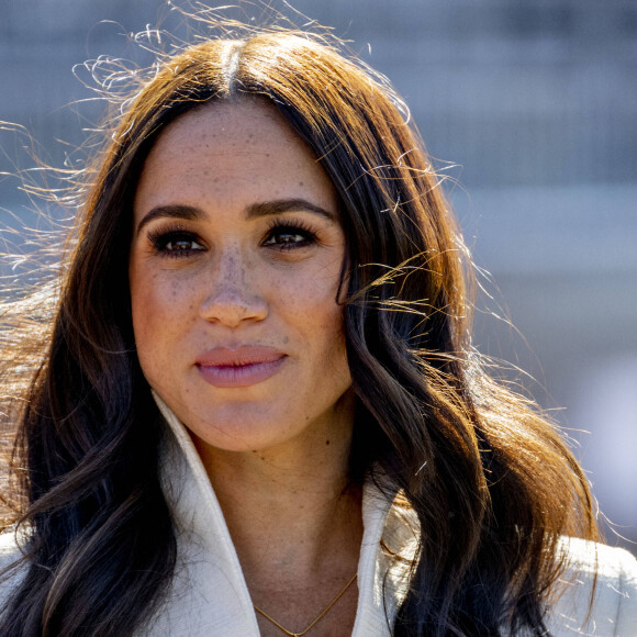 Le prince Harry et Meghan Markle assistent à la finale d'athlétisme, au deuxième jour des Invictus Games 2020 à La Haye, le 17 avril 2022. 