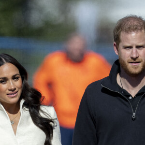 Le prince Harry et Meghan Markle assistent à la finale d'athlétisme, au deuxième jour des Invictus Games 2020 à La Haye, le 17 avril 2022. 