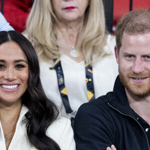 Le prince Harry et Meghan Markle assistent à la finale d'athlétisme, au deuxième jour des Invictus Games 2020 à La Haye, le 17 avril 2022. 