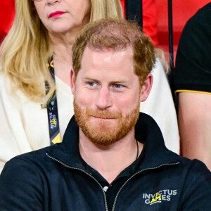 Le prince Harry et Meghan Markle assistent à la finale d'athlétisme, au deuxième jour des Invictus Games 2020 à La Haye, le 17 avril 2022. 